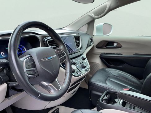 Used 2018 Chrysler Pacifica Touring-L FWD image 32