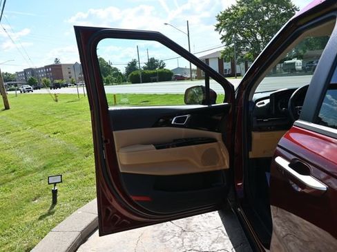 Used 2022 Kia Carnival EX FWD image 28