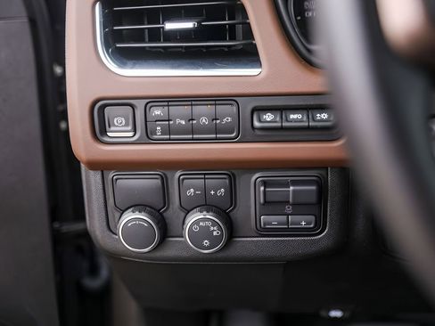 Used 2021 Chevrolet Tahoe High Country w/ Premium Package RWD image 18