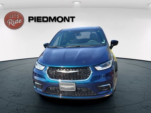 Used 2025 Chrysler Pacifica Select image 4