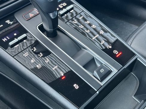 Used 2025 Porsche Macan image 26