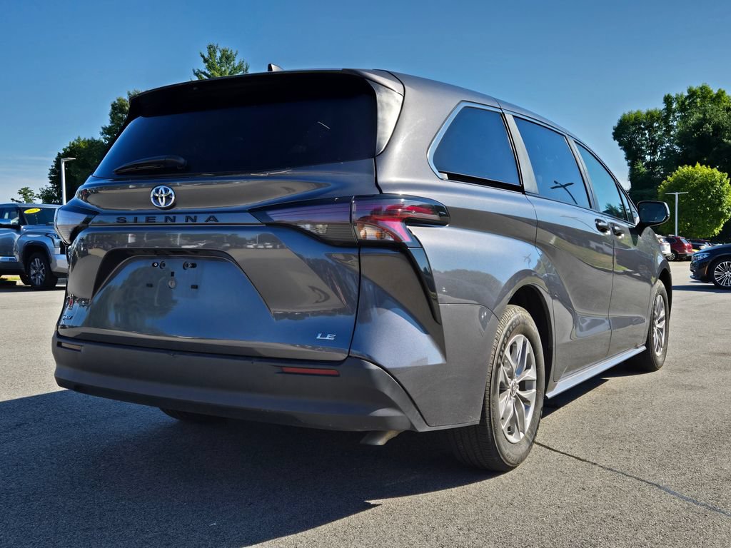 Used 2025 Toyota Sienna LE FWD image 6