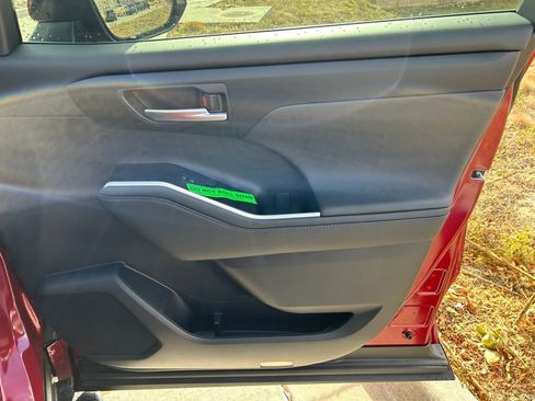 Used 2026 Toyota Highlander XLE image 31