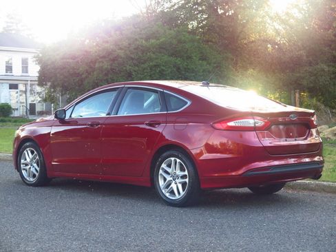 Used 2013 Ford Fusion SE FWD image 3