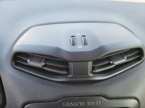 Used 2017 Jeep Renegade Sport w/ Power & Air Group FWD image 31