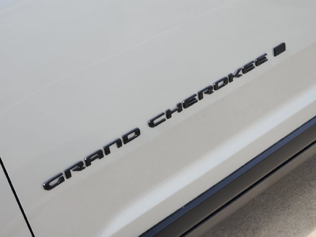 Used 2025 Jeep Grand Cherokee Altitude RWD image 12