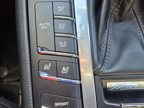Used 2018 Porsche Macan Turbo image 18
