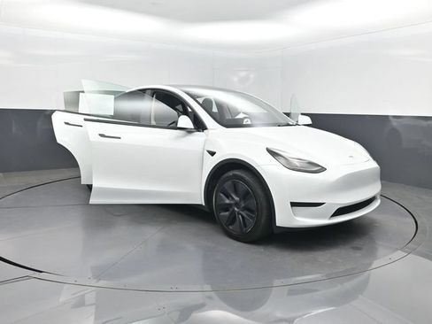 Used 2025 Tesla Model Y Long Range RWD image 34