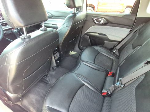 Used 2022 Jeep Compass Latitude FWD image 11