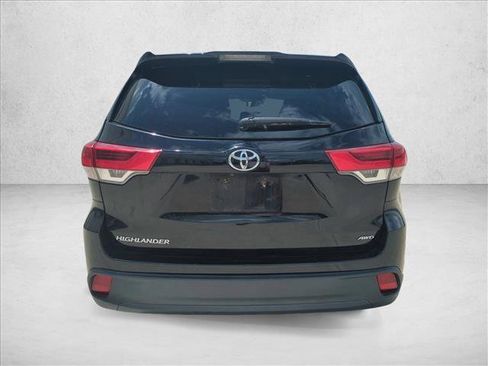 Used 2019 Toyota Highlander LE AWD/4WD image 6