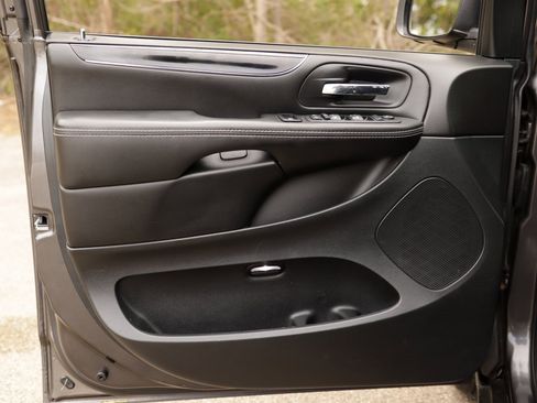 Used 2018 Dodge Grand Caravan SE image 20