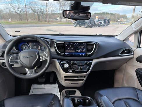 Used 2023 Chrysler Pacifica Touring-L image 36