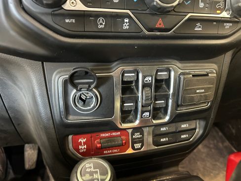Used 2022 Jeep Wrangler Unlimited Rubicon w/ Cold Weather Group AWD/4WD image 17