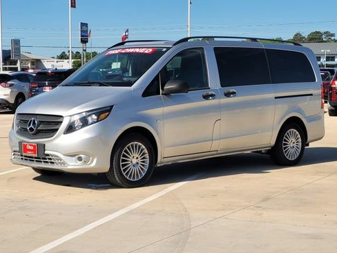 Used 2017 Mercedes-Benz Metris Passenger image 3