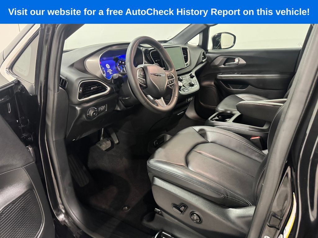 Used 2025 Chrysler Pacifica Select FWD image 16