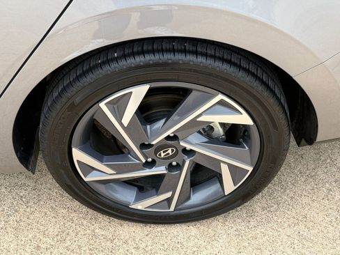 Used 2025 Hyundai Elantra SEL image 32
