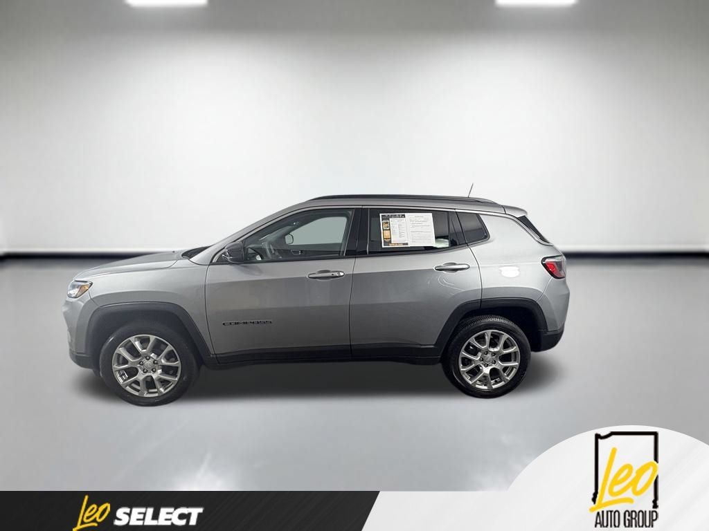 Used 2024 Jeep Compass Latitude AWD/4WD image 2