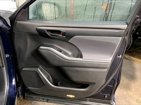 Certified 2025 Toyota Highlander LE FWD image 22
