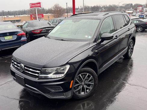 Used 2018 Volkswagen Tiguan SE w/ Panoramic Sunroof Package image 2