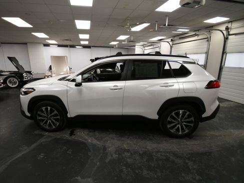 Certified 2022 Toyota Corolla Cross XLE image 4