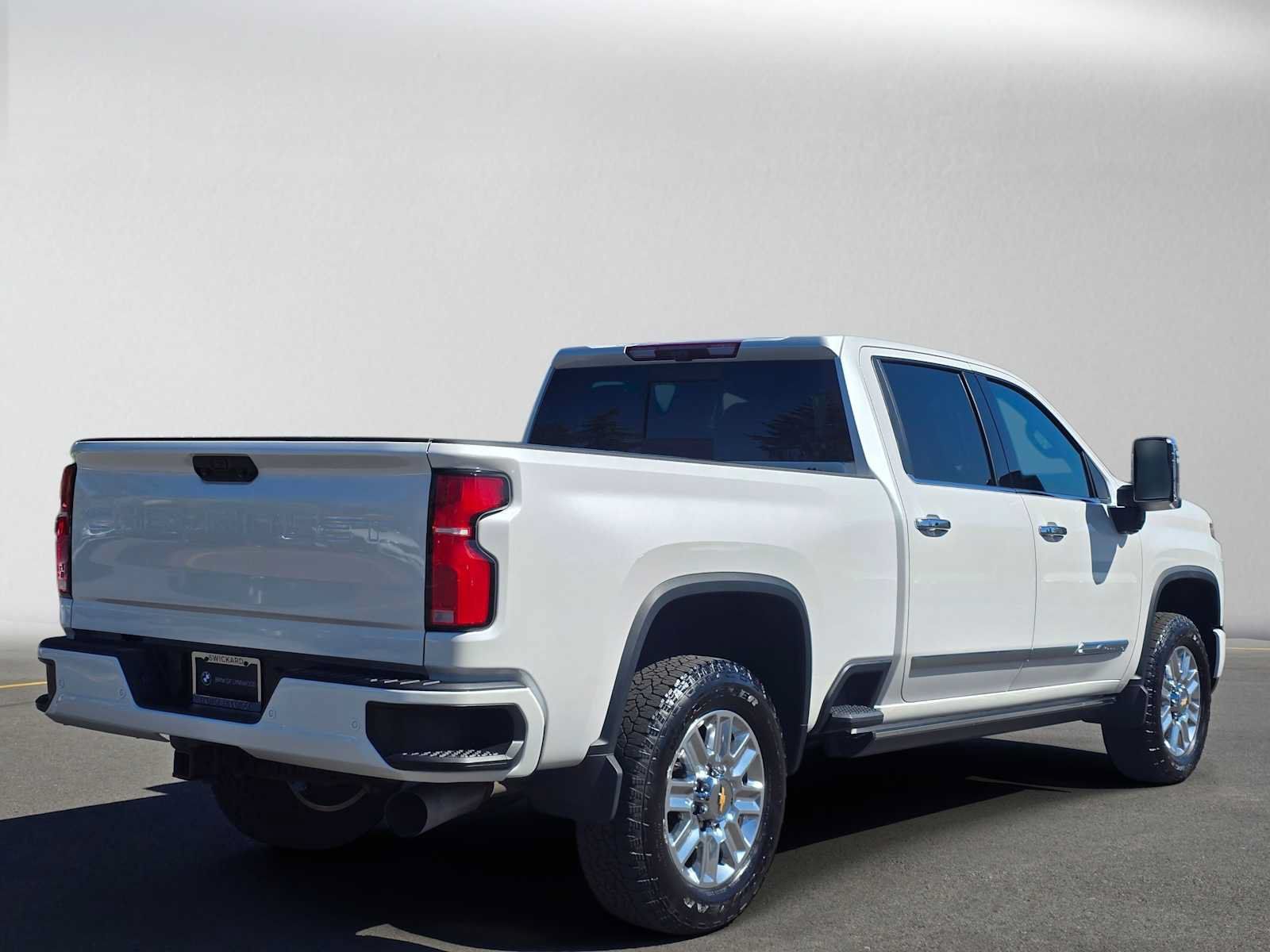 Used 2024 Chevrolet Silverado 2500 High Country w/ Technology Package AWD/4WD image 3
