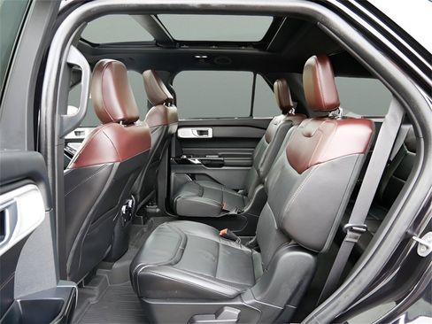 Used 2023 Ford Explorer Platinum w/ Technology Package image 11