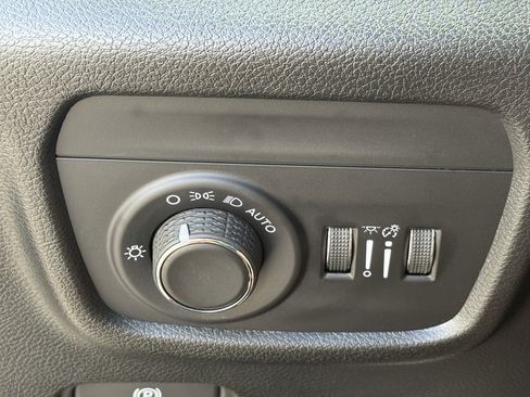 Used 2025 Jeep Grand Cherokee L Laredo image 25