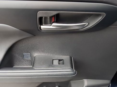 Used 2025 Toyota Highlander XLE image 22