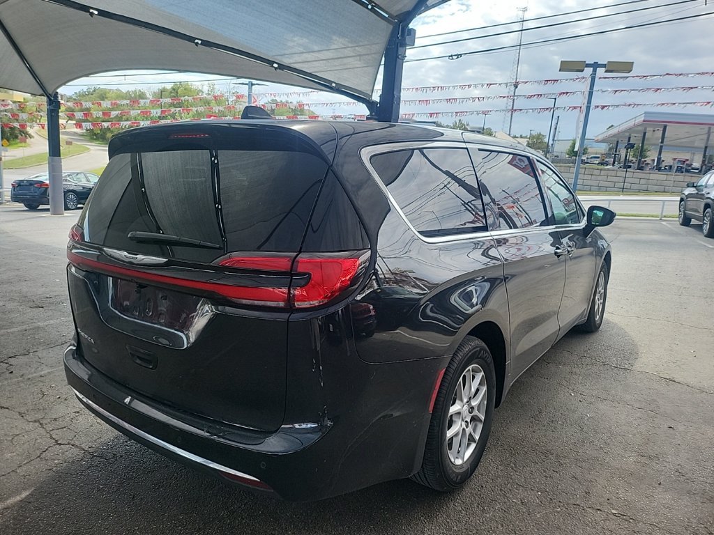 Used 2026 Chrysler Pacifica Select FWD image 4