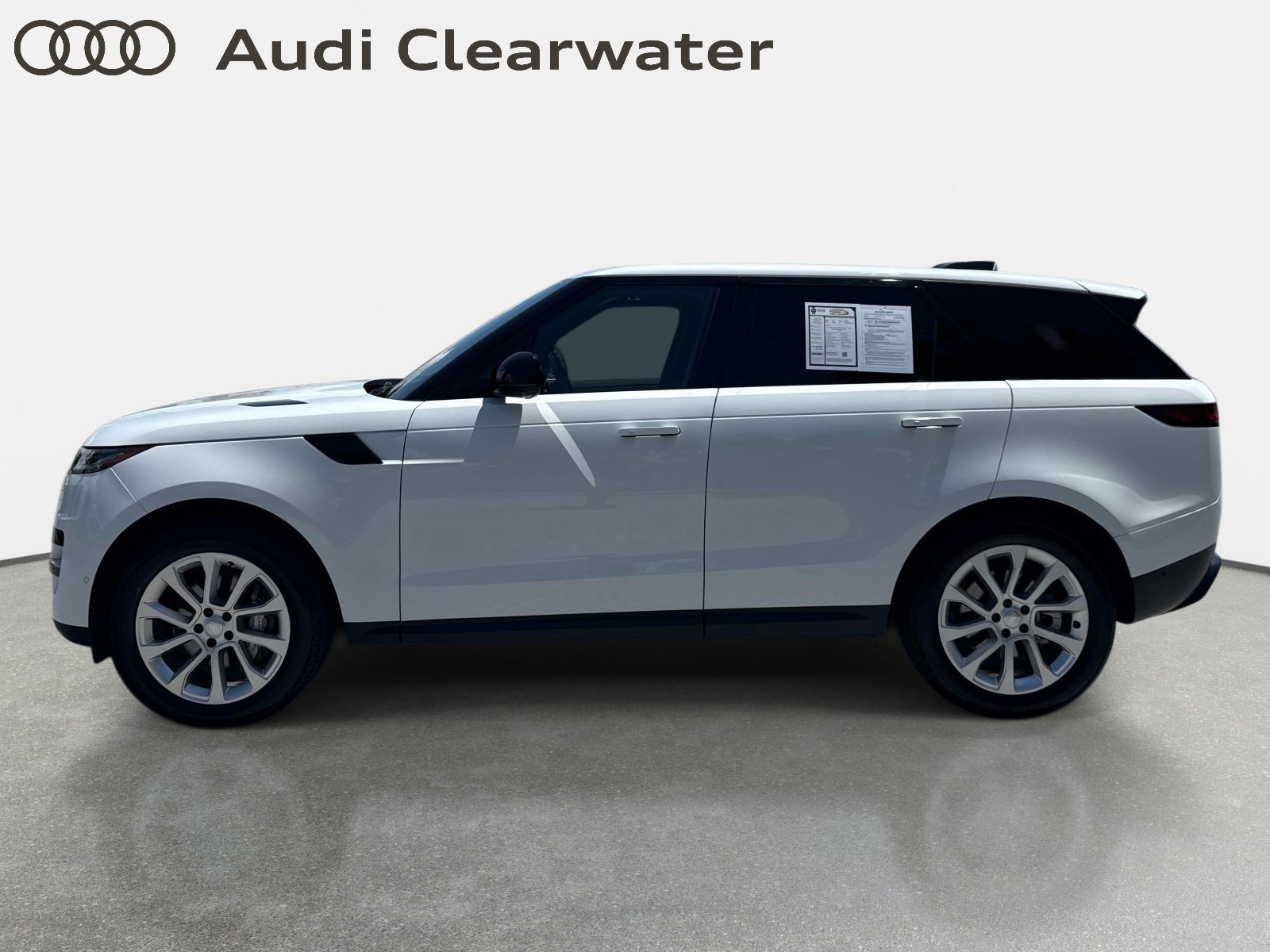 Used 2025 Land Rover Range Rover Sport SE AWD/4WD image 2