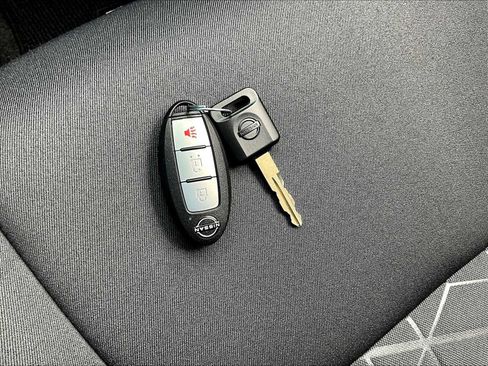 Used 2025 Nissan Frontier SV image 29