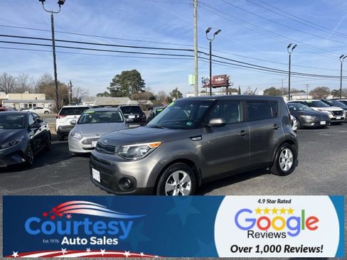 Used 2018 Kia Soul Base image 2