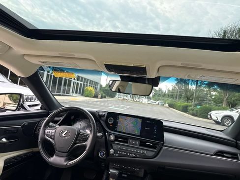 Used 2022 Lexus ES 300h w/ Luxury Package FWD image 8