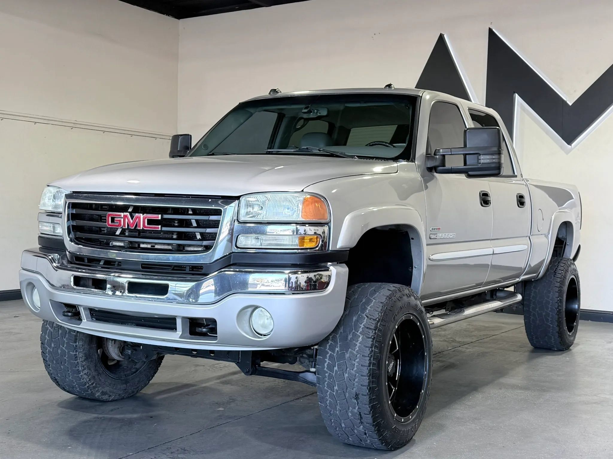 Used 2004 GMC Sierra 2500 SLT w/ Heavy-Duty Power Package AWD/4WD image 1