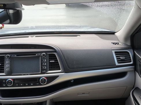 Used 2017 Toyota Highlander XLE image 11