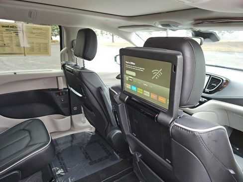 Used 2024 Chrysler Pacifica Limited w/ Uconnect Theater Family Group image 18