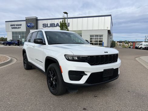 Used 2024 Jeep Grand Cherokee Altitude image 8
