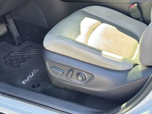 Used 2020 Toyota RAV4 XLE Premium image 17