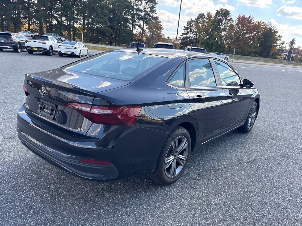 Used 2023 Volkswagen Jetta SE w/ Panoramic Sunroof Package FWD image 10