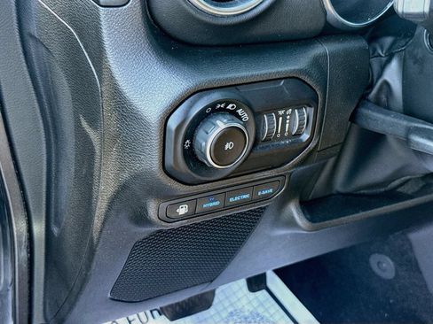 Used 2022 Jeep Wrangler Unlimited Sahara w/ Cold Weather Group AWD/4WD image 11
