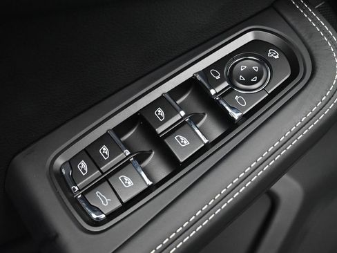 Certified 2025 Porsche Macan S image 19