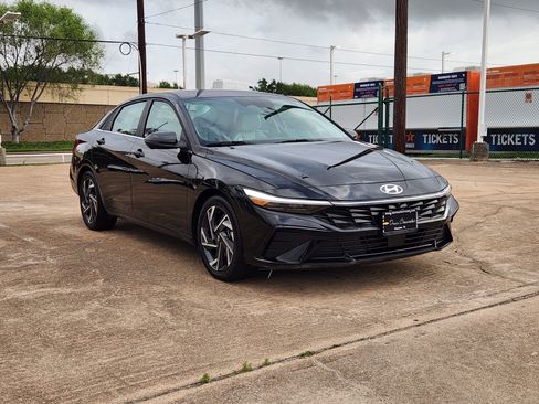 Used 2024 Hyundai Elantra Limited image 4