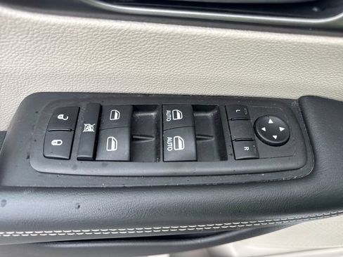 Used 2023 Chrysler Pacifica Touring-L FWD image 18