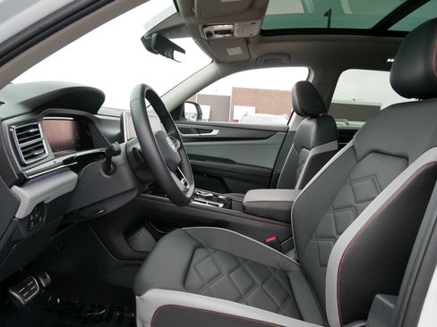 Used 2025 Volkswagen Atlas Peak Edition SE AWD/4WD image 31