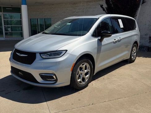 Used 2024 Chrysler Pacifica Limited FWD image 1