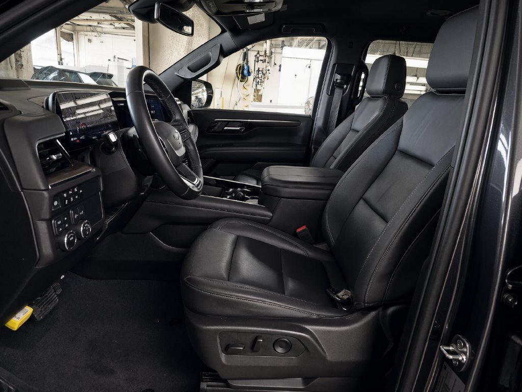 Used 2025 Chevrolet Suburban Z71 AWD/4WD image 5