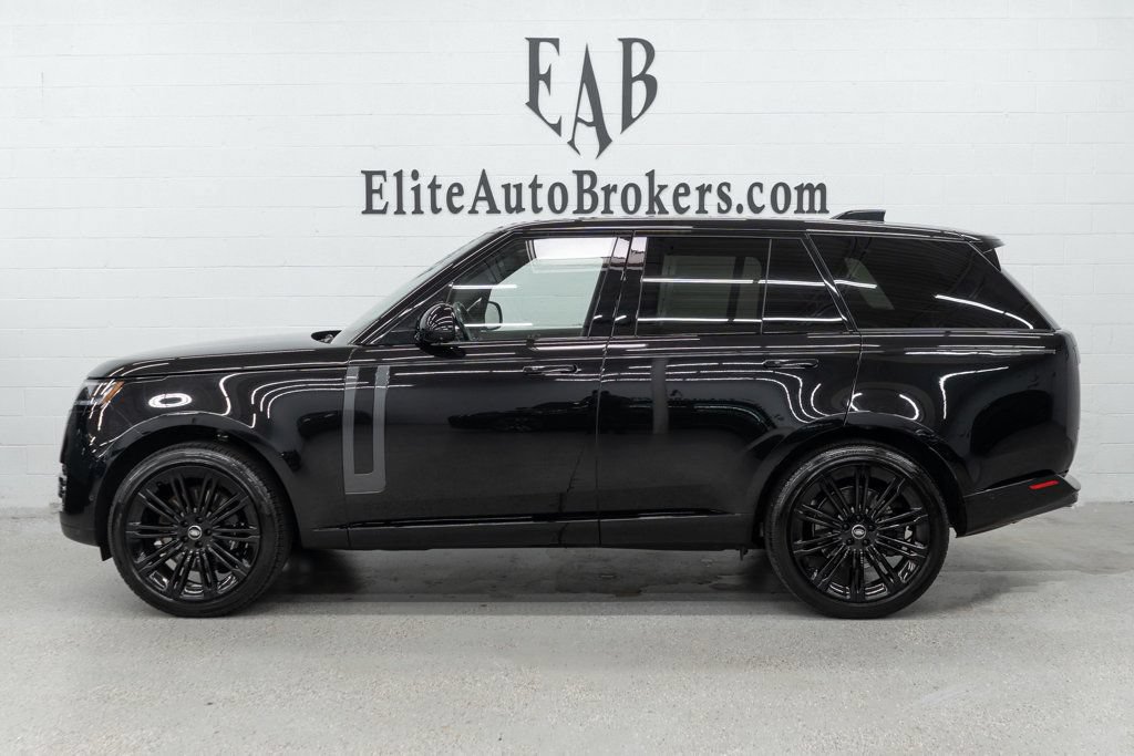 Used 2025 Land Rover Range Rover SE AWD/4WD image 2