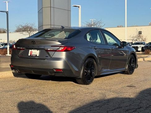 Used 2025 Toyota Camry SE image 3