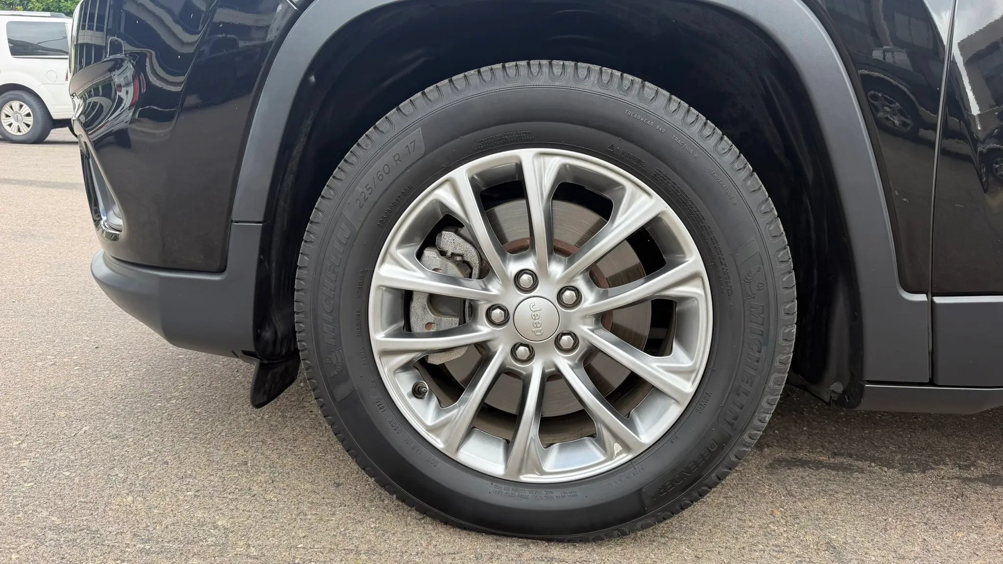 Used 2019 Jeep Cherokee Latitude Plus FWD image 9