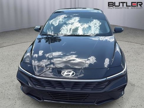 Used 2025 Hyundai Elantra SE FWD image 4